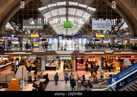 Promenaden, Geschäfte, Einzelhandel, Bahnhofsgebäude, Logo, Messe, Rolltreppe, Passanten, Reisende, Hauptbahnhof, Endbahnhof, Leipzig, Sachsen Stockfoto