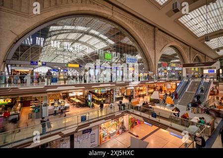 Promenaden, Geschäfte, Einzelhandel, Bahnhofsgebäude, Logo, Messe, Rolltreppe, Passanten, Reisende, Hauptbahnhof, Endbahnhof, Leipzig, Sachsen Stockfoto