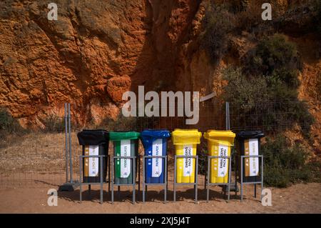 Abfalltrennung, Abfalltonnen in verschiedenen Farben zur Abfallsortierung am Strand, Praia da Dona Ana, Lagos, Algarve, Portugal Stockfoto