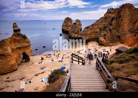 Zugang über Holzsteg, Holzsteg, Holzsteg, Strandpromenade, zum Strand, Praia do Camilo, Badegäste, Urlauber, Lagos, Klippen, Atlantik Stockfoto