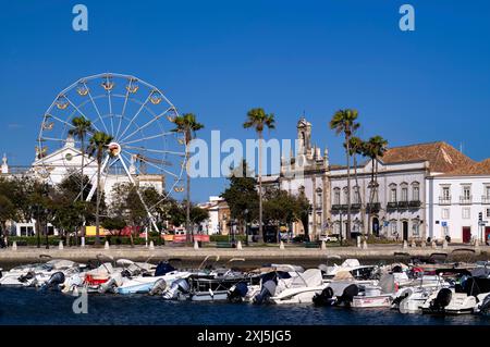 Blick auf den Yachthafen, Hafen, auf dem Riesenrad, Boote, Stadtbogen, Torbogen, Arco da Vila, Altstadt, Faro, Algarve, Portugal Stockfoto