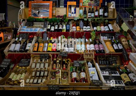 Ausstellung von Spirituosen, Wein, Spirituosen, Alkohol, Geschenken, Markthalle, Mercado Municipal de Lagos, Lagos, Algarve, Portugal Stockfoto