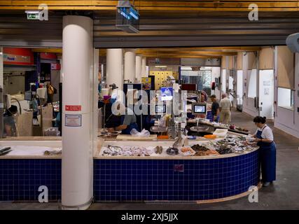 Fischtheke, frischer Fisch, Ausstellung von frischem Fisch, Markthalle, Mercado Municipal de Lagos, Lagos, Algarve, Portugal Stockfoto