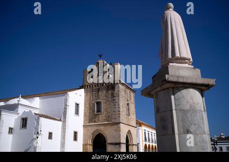 Statue des Bischofs Francisco Gomes vor der Igreja da SE Catedral de Faro, Altstadt, Faro, Algarve, Portugal Stockfoto