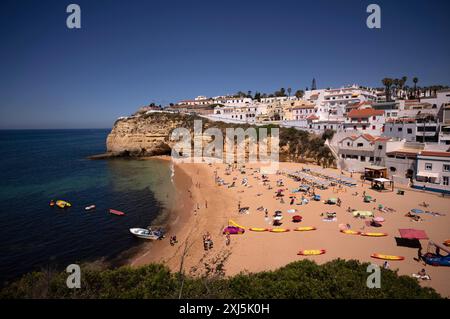 Praia de Carvoeiro, Badestrand, Sandstrand, Badegäste, Carvoeiro, Algarve, Portugal Stockfoto