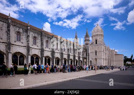 Besucher, Touristen in der Warteschlange, warten auf den Eintritt, Hieronymitenkloster Mosteiro dos Jeronimos, auch Mosteiro de Belem, Kirche Igreja Santa Maria Stockfoto