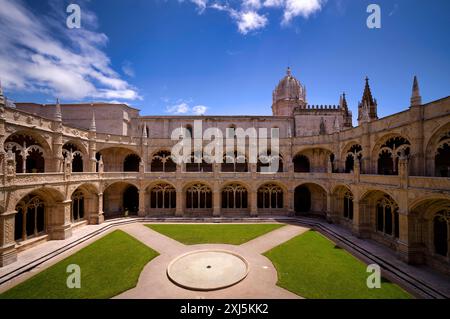 Kreuzgang, Innenhof, Hieronymitenkloster Mosteiro dos Jeronimos, auch bekannt als Mosteiro de Belem, Belem, Lissabon, Portugal Stockfoto