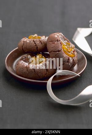 Schokoladen-Shortbread-Kekse mit Marmelade Stockfoto