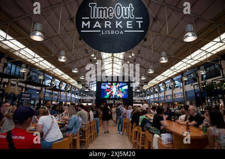 Innenaufnahmen, Restaurants, Veranstaltungen, Essen, Fernsehsendungen auf dem Time-Out-Markt während der EURO 2024, Lissabon, Portugal Stockfoto