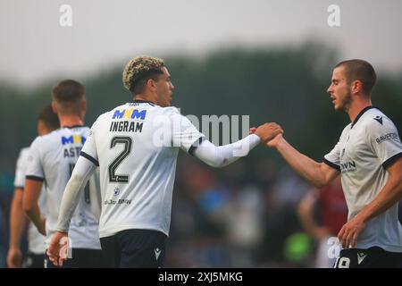Gayfield Park, Arbroath, Großbritannien. Juli 2024. Premier Sports Cup Football, Arbroath gegen Dundee; Ethan Ingram aus Dundee wird von Finlay Robertson aus Dundee für 2-0 gratuliert. Credit: Action Plus Sports/Alamy Live News Stockfoto