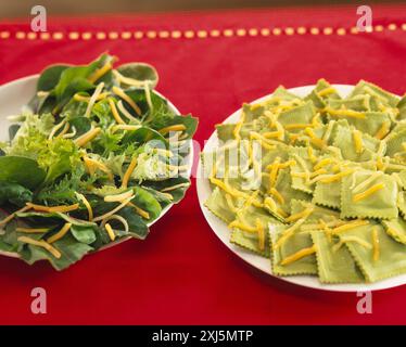Spinat und Cheddar Raviolis und gemischter Salat Stockfoto