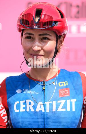 Kathrin Schweinberger (AUT) von Ceratizit Wnt Pro Cycling beim Start des Radtourismus Giro d’Italia Women 2024 Abfahrt der 8. Endphase von Pescara nach l’Aquila, Italien. Stockfoto