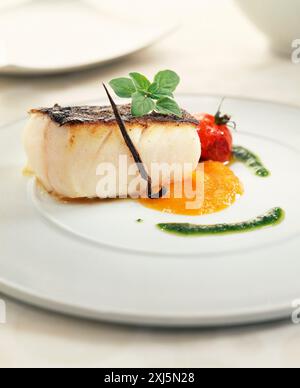 Gegrillter Kabeljau mit Vanille mit grünem und rotem Pfeffer-Coulis Stockfoto