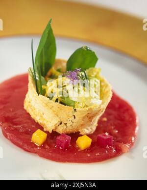 Salat in geröstetem Weißbrot und Wassermelonen-Carpaccio Stockfoto