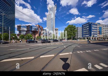 Kronenhochhaus oder Westend 1, Hauptsitz der DZ Bank an der Mainzer Landstraße unter blauem Himmel mit Kumuluswolken in Frankfurt am Main, Hessen Stockfoto