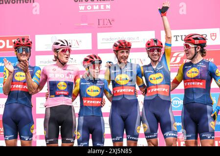 (L bis R) Elizabeth Deignan (GBR), Elisa Longo Borghini (ITA) tragen Rosa Trikot, Gaia Realini (ITA), Lucinda Brand (NED), Brodie Chapman (aus) und Lauretta Hanson (aus) von Lidl Trek zu Beginn des Radsports Giro d'Italia Women 2024 Abfahrt der 8. Endphase von Pescara nach L'Aquila, Italien. Stockfoto