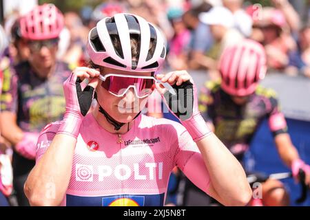 ELISA Longo Borghini (ITA) von LIDL Trek trägt Pink Jerseyr während des Radsport-Giro d’Italia Women 2024, der die 8. Endphase von Pescara nach L’Aquila, Italien, verlässt. Stockfoto