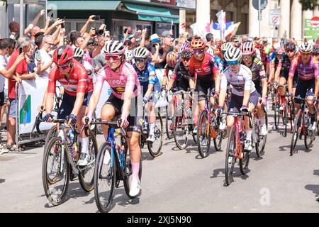 ELISA Longo Borghini (ITA) von LIDL Trek in Pink Jersey führt die Gruppe während des Radsports Giro d’Italia Women 2024 auf der 8. Endphase von Pescara nach L’Aquila an. Stockfoto