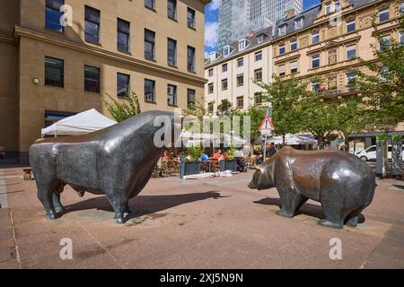 Bronzestuppen eines Stiers und eines Bären des Bildhauers Reinhard Dachlauer in Frankfurt am Main, Hessen Stockfoto