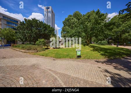 Taunusanlagen mit dem Hauptsitz der UBS im Opernturm in Frankfurt am Main, kreisfreie Stadt Hessen Stockfoto