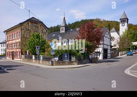 Kreuzung mit Fachwerkhäusern und Erlöserkirche in Adenau, Eifel, Landkreis Ahrweiler, Rheinland-Pfalz Stockfoto