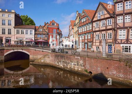 Die Hudebrücke, eine gemauerte Tonnengewölbebrücke, historische Fachwerkhäuser und die Schwinge im alten Hafen von Stade, Hansestadt Stockfoto