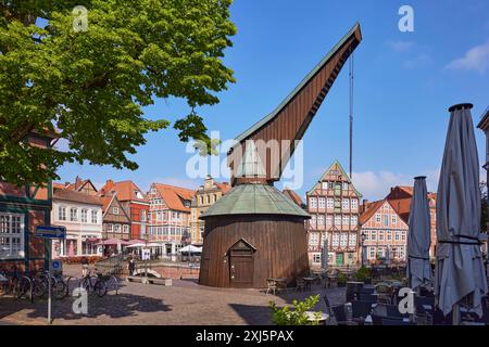 Alter Kran mit Außenbereich eines Restaurants und historischen Fachwerkhäusern im Hansehafen in der Altstadt von Stade, Hansestadt Stockfoto