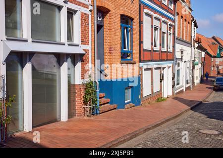 Fassaden verschiedener Architekturstile, alte Fachwerkhäuser und Mauerwerk an einer Straße in Stade, Hansestadt, Stadtteil Stade, Lower Stockfoto