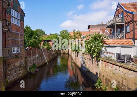 Fluss Schwinge im ummauerten Flussbett und Fachwerkhäuser in der Altstadt von Stade, Hansestadt, Landkreis Stade, Niedersachsen Stockfoto