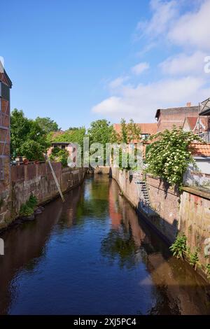 Fluss Schwinge im ummauerten Flussbett und Fachwerkhäuser in der Altstadt von Stade, Hansestadt, Landkreis Stade, Niedersachsen Stockfoto