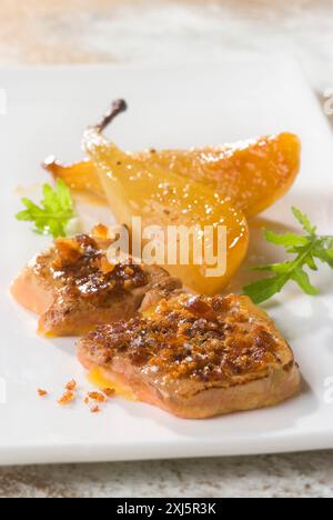 Gänseleber mit Lebkuchenbröseln und Confit-Birnen Stockfoto