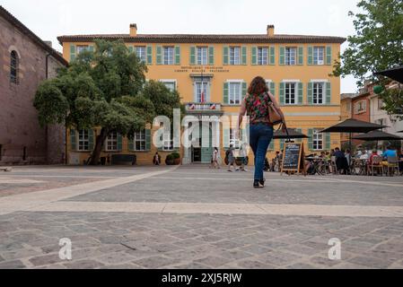 Oberhalb des Rathauses von Frejus befindet sich die Aufschrift Liberte Egalite Fraternite, Frejus, Var, Provence-Alpes-Cote d’Azur, Frankreich Stockfoto