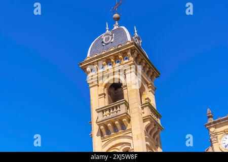 Detail des Turms des Rathauses von Donostia San Sebastian in Gipuzkoa. Baskenland Stockfoto