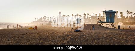 Huntington Beach, Kalifornien, USA: Rettungsschirme an einem kalifornischen Strand bei Sonnenuntergang Stockfoto