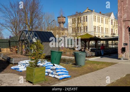 Gemeinschaftsgartenbereich in Põhjala Factory, Kopli, Tallinn, Estland. Dies ist heute ein kulturelles Zentrum, aber früher war es eine Gummifabrik, die Schuhe herstellte, Paci Stockfoto