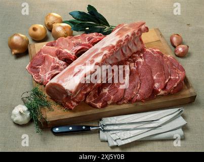 Stücke von rohem Schweinefleisch auf ein Schneidebrett Stockfoto