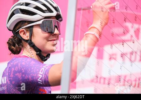 Pescara, Italien. Juli 2024. ANA Vitoria Magalhaes (BRA) von Bepink Bongioanni beim Start der Radsportler Giro d'Italia Women 2024 Abfahrt der 8. Endphase von Pescara nach L'Aquila, Italien. (Foto: Davide Di Lalla/SOPA Images/SIPA USA) Credit: SIPA USA/Alamy Live News Stockfoto