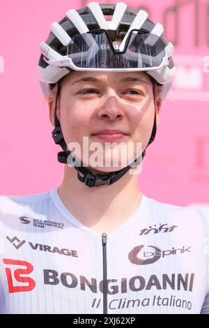 Pescara, Italien. Juli 2024. Nora Jencusova (SLO) von Bepink Bongioanni beim Start der Radtour Giro d’Italia Women 2024 Abfahrt der 8. Endphase von Pescara nach L’Aquila, Italien. (Foto: Davide Di Lalla/SOPA Images/SIPA USA) Credit: SIPA USA/Alamy Live News Stockfoto