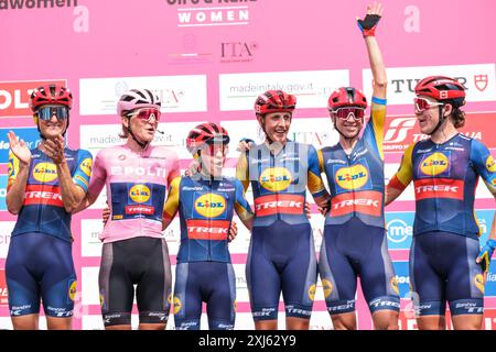 Pescara, Italien. Juli 2024. (L bis R) Elizabeth Deignan (GBR), Elisa Longo Borghini (ITA) tragen Rosa Trikot, Gaia Realini (ITA), Lucinda Brand (NED), Brodie Chapman (aus) und Lauretta Hanson (aus) von Lidl Trek zu Beginn des Radsports Giro d'Italia Women 2024 Abfahrt der 8. Endphase von Pescara nach L'Aquila, Italien. (Foto: Davide Di Lalla/SOPA Images/SIPA USA) Credit: SIPA USA/Alamy Live News Stockfoto