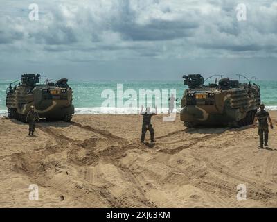 Die Republik Korea marschiert amphibische Angriffsfahrzeuge der ROK vom Strand ab, nachdem sie einen wasserdichten Test im Ozean im Marine Corps Training Area Bellows, Waimanalo, Hawaii, während der Übung Rim of the Pacific 2024 am 14. Juli absolviert hatten. 29 Nationen, 40 Überlandschiffe, drei U-Boote, 14 nationale Landstreitkräfte, mehr als 150 Flugzeuge und 25.000 Mitarbeiter nehmen vom 27. Juni bis 1. August auf den hawaiianischen Inseln Teil. RIMPAC ist die weltweit größte internationale maritime Übung und bietet eine einzigartige Schulungsmöglichkeit, während gleichzeitig kooperative Beziehungen zwischen den Partnern gefördert und aufrechterhalten werden Stockfoto