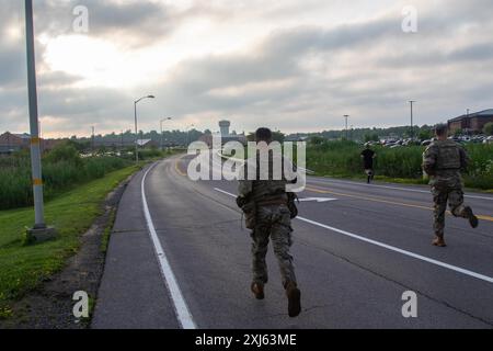 Soldaten aus der 10. Mountain Division nehmen an einem 1,6 km schweren Lauf während des 10. Mountain Division Soldier and Non Commissioned Officer of the Year Wettbewerbs am 16. Juli 2024 auf Fort Drum, New York Teil. Der Lauf war Teil eines größeren Wettkampfes, das eine 25 Meter lange Evakuierungsspur und einen Waffenqualifizierungstisch beinhaltete. (Foto der US-Armee von SPC. Kade M. Bowers) Stockfoto