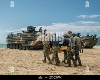 Marineinfanterie-Marines der Republik Korea und des mexikanischen Marineinfanterie-Corps führen während der Übung Rim of the Pacific 2024 am 14. Juli einen Bootsmotor an zwei amphibischen Angriffsfahrzeugen der ROK im Marine Corps Training Area Bellows, Waimanalo, Hawaii. 29 Nationen, 40 Überlandschiffe, drei U-Boote, 14 nationale Landstreitkräfte, mehr als 150 Flugzeuge und 25.000 Mitarbeiter nehmen vom 27. Juni bis 1. August auf den hawaiianischen Inseln Teil. RIMPAC ist die weltweit größte internationale maritime Übung und bietet eine einzigartige Schulungsmöglichkeit, während die Zusammenarbeit zwischen den Teilnehmern gefördert und aufrechterhalten wird Stockfoto