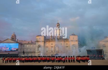 Horse Guards Parade, London, Großbritannien. Juli 2024. Das Beating Retreat der Household Division wird jeden Abend vom 16. Bis 18. Juli vor einem Publikum aufgeführt, ein farbenfroher Wettbewerb mit Militärmusik und Präzisionsübung, der von den berittenen Bands der Household Cavalry, den massenhaften Bands der Household Division und Gastdarstellern durchgeführt wird. Quelle: Malcolm Park/Alamy Live News Stockfoto