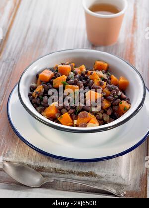 Azuki-Bohnen mit Kürbiswürfeln Stockfoto