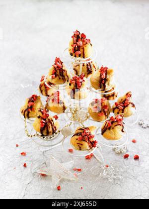 Cremesuppen mit getrockneten Erdbeeren und Agavendicksaft Stockfoto