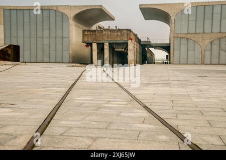 Alte Bahntrasse führt zu einem erhalten gebliebenen 1950 Brücke für das Laden von Kohle Lkw umgeben, die von der industriellen schicke Architektur der Lange Museum West Bu Stockfoto