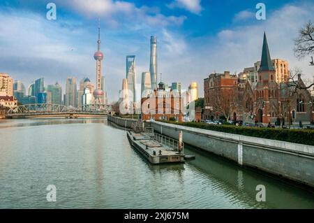 Blick entlang Suzhou Creek von der Brücke in Richtung Garten Zhapu Road Bridge und die Skyline von Pudong im Hintergrund. Stockfoto