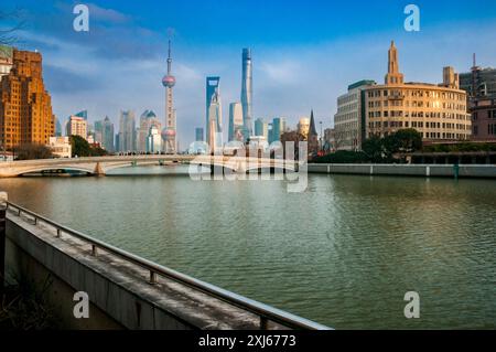 Blick entlang Suzhou Creek in Richtung Zhapu Straße Brücke mit Broadway Mansions und die Skyline von Pudong im Hintergrund. Stockfoto