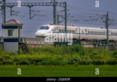 Eine chinesische CRH 2 A Bullet Train auf dem Japanischen E2 South Station Shinkansen Ansätze Jiaxing, Zhejiang, China. Stockfoto