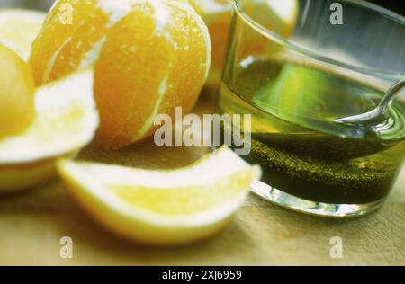 Öl mit Senfsamen und Orangen- und Zitronensaft Stockfoto